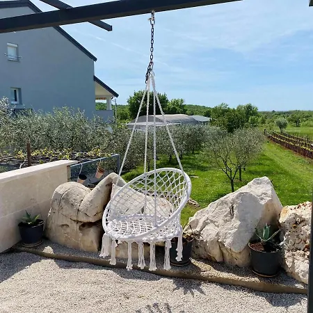 Paliska Located In The Countryside Near Porec Guest house