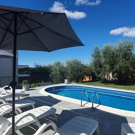 Paliska Located In The Countryside Near Porec Guest house