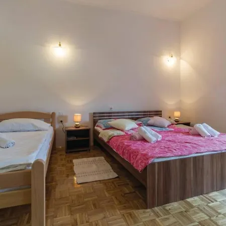 Paliska Located In The Countryside Near Porec Guest house